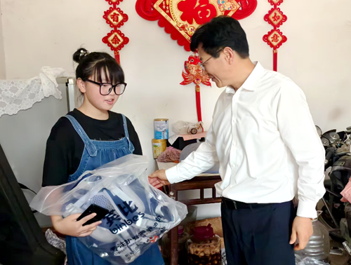 淮南市总工会开展“六一”儿童节关爱活动